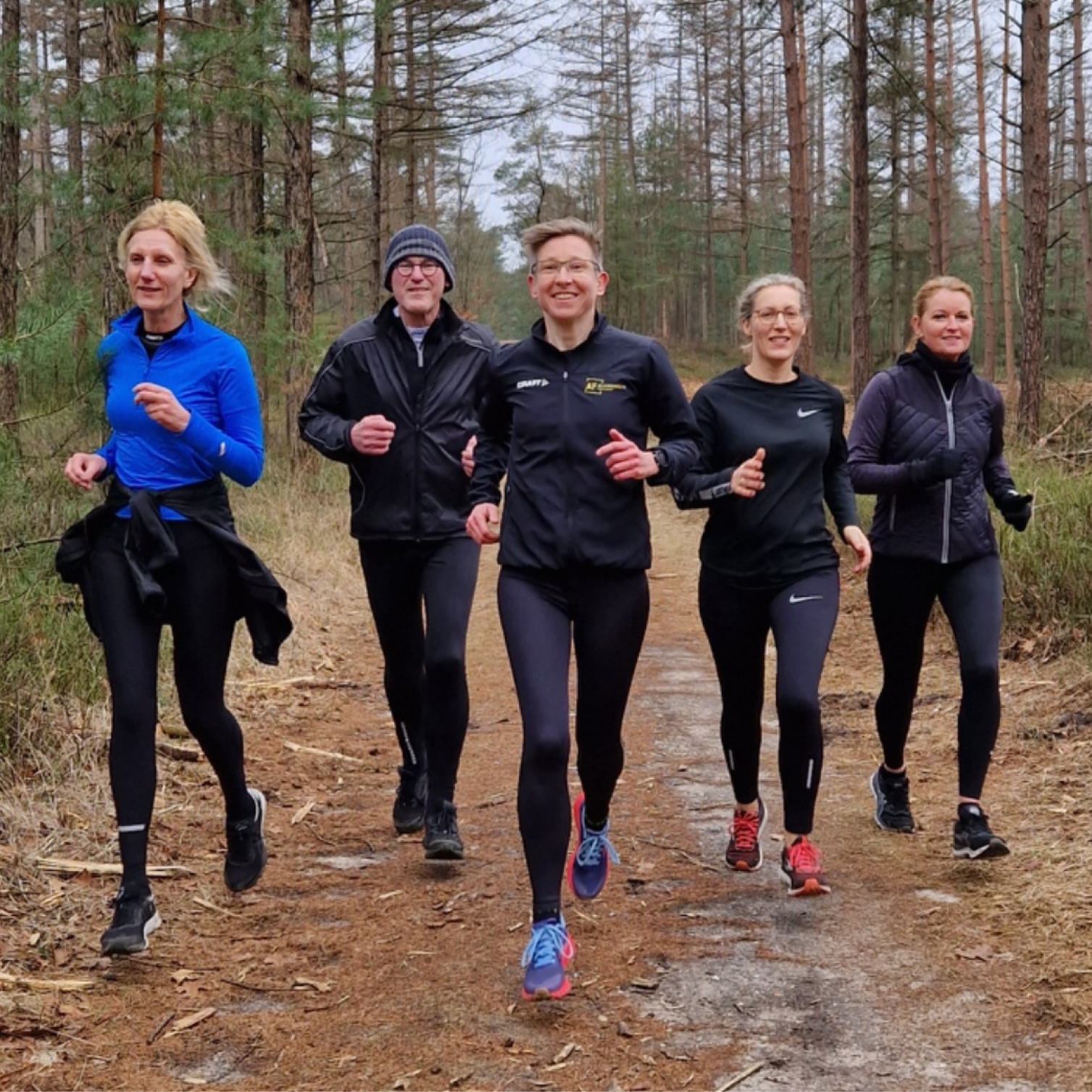 Mensen lopen hard in een groep in een bos