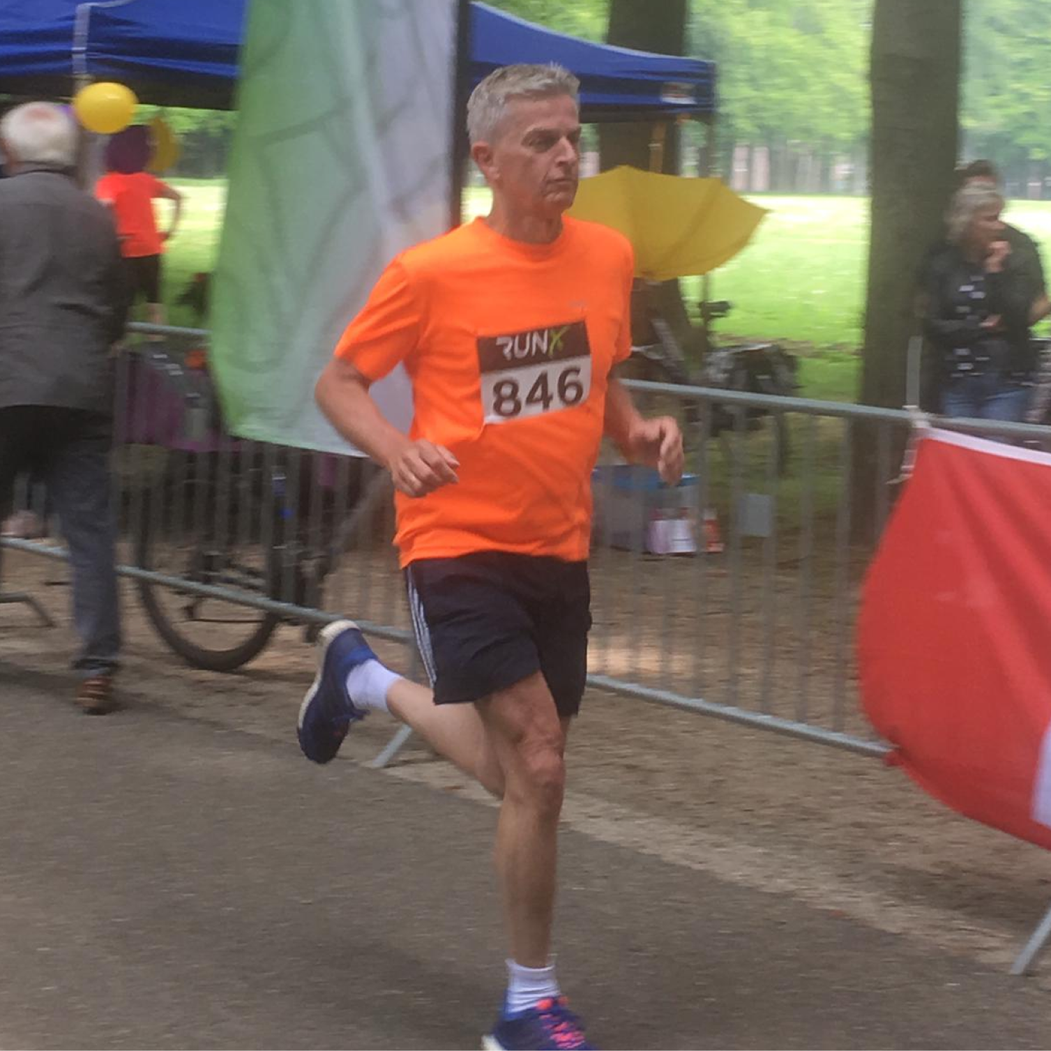 Man loopt mee met marathon