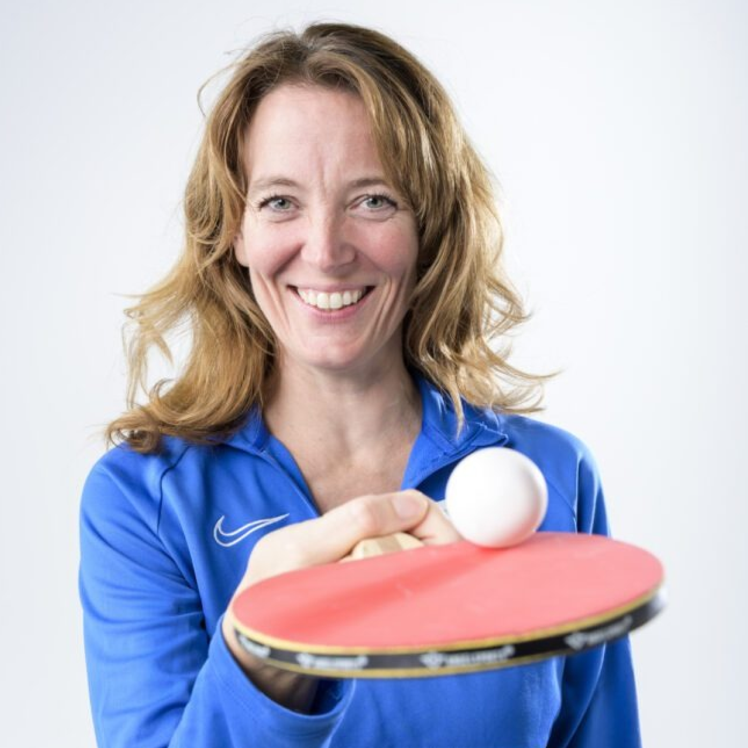 Vrouw met tafeltennisbat