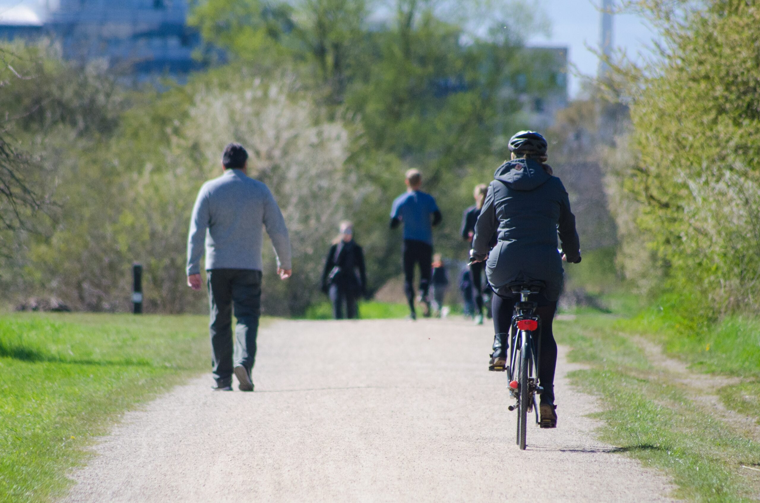 Mensen wandelen en fietsen op een fietspad in de natuur