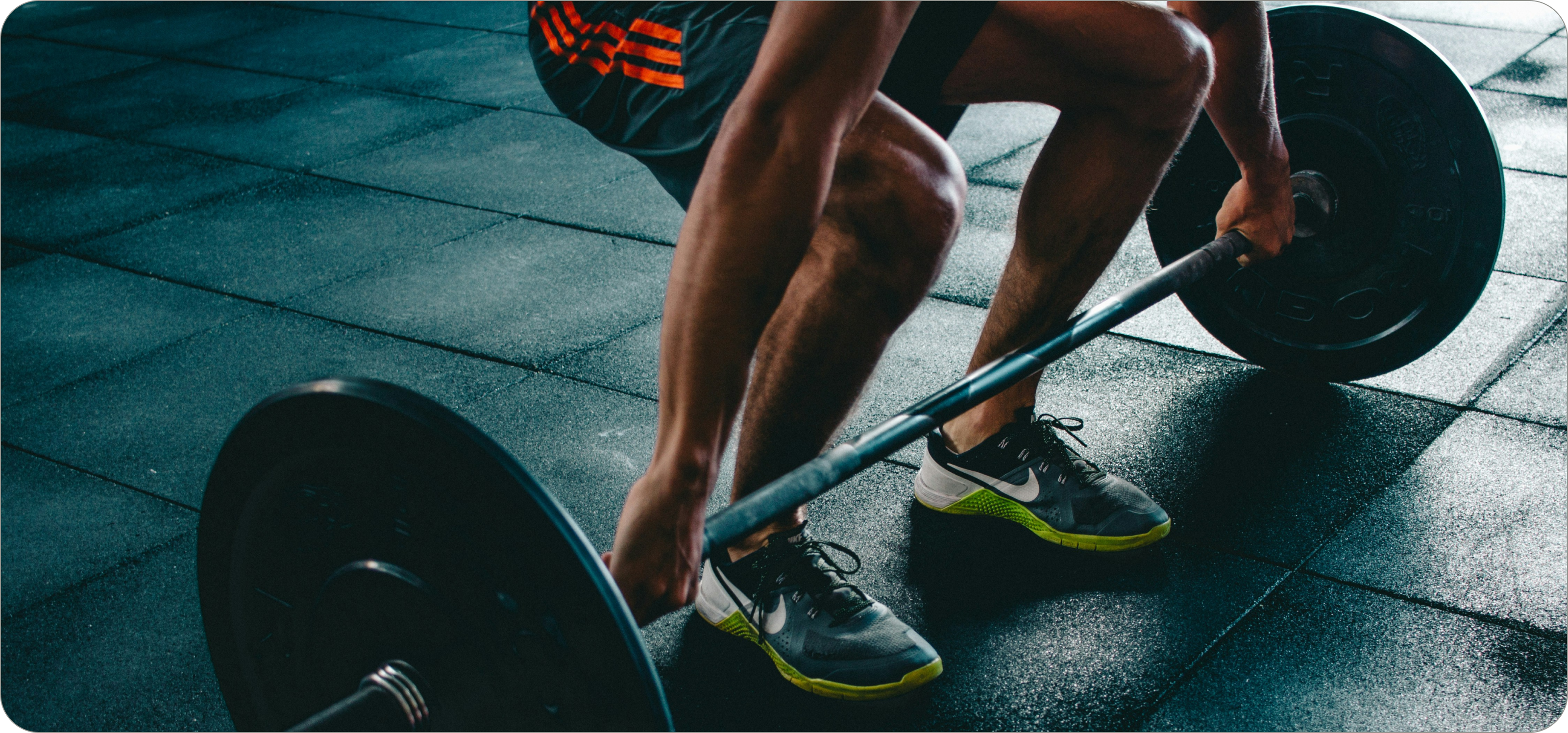 Man doet deadlift op matten