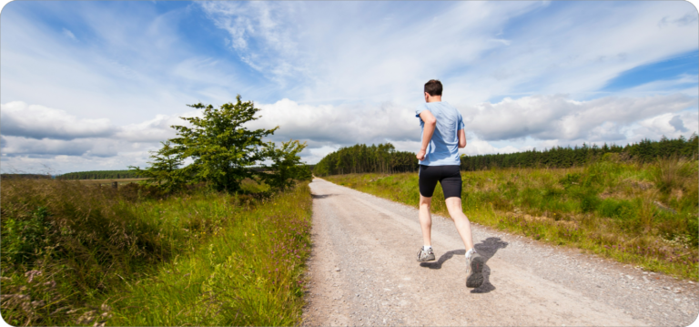 Man loopt hard in natuur