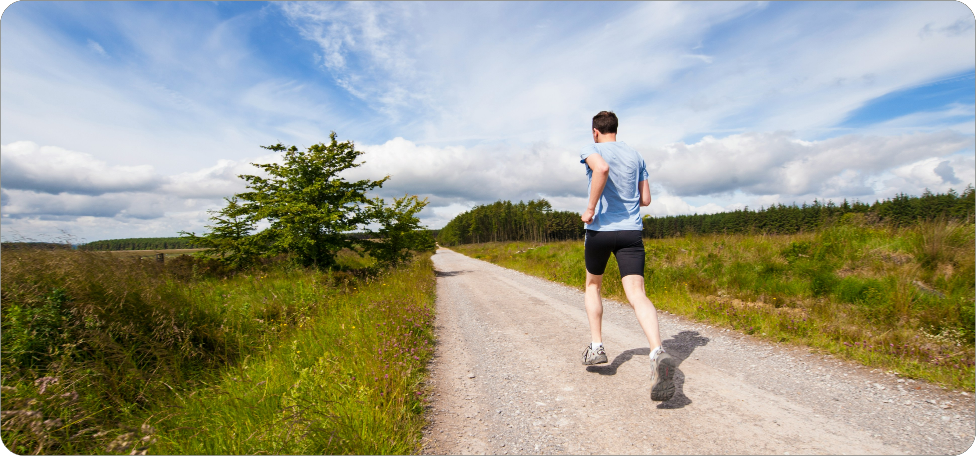 Man loopt hard in natuur