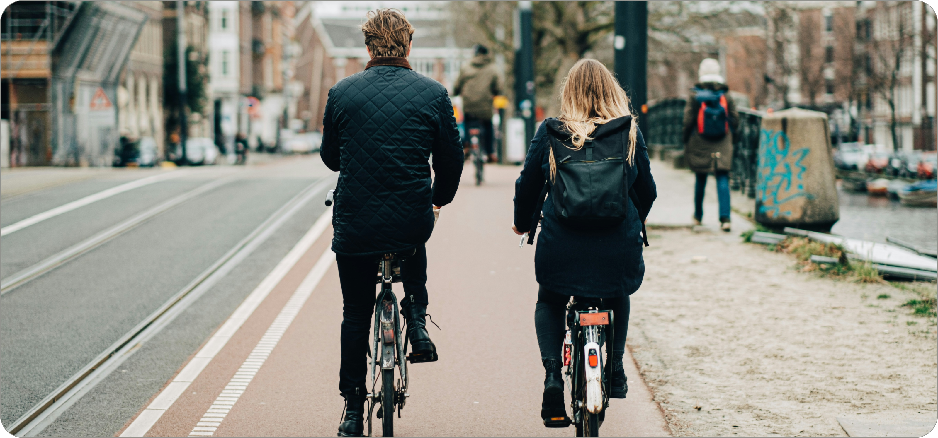 Man en vrouw fietsen op de weg