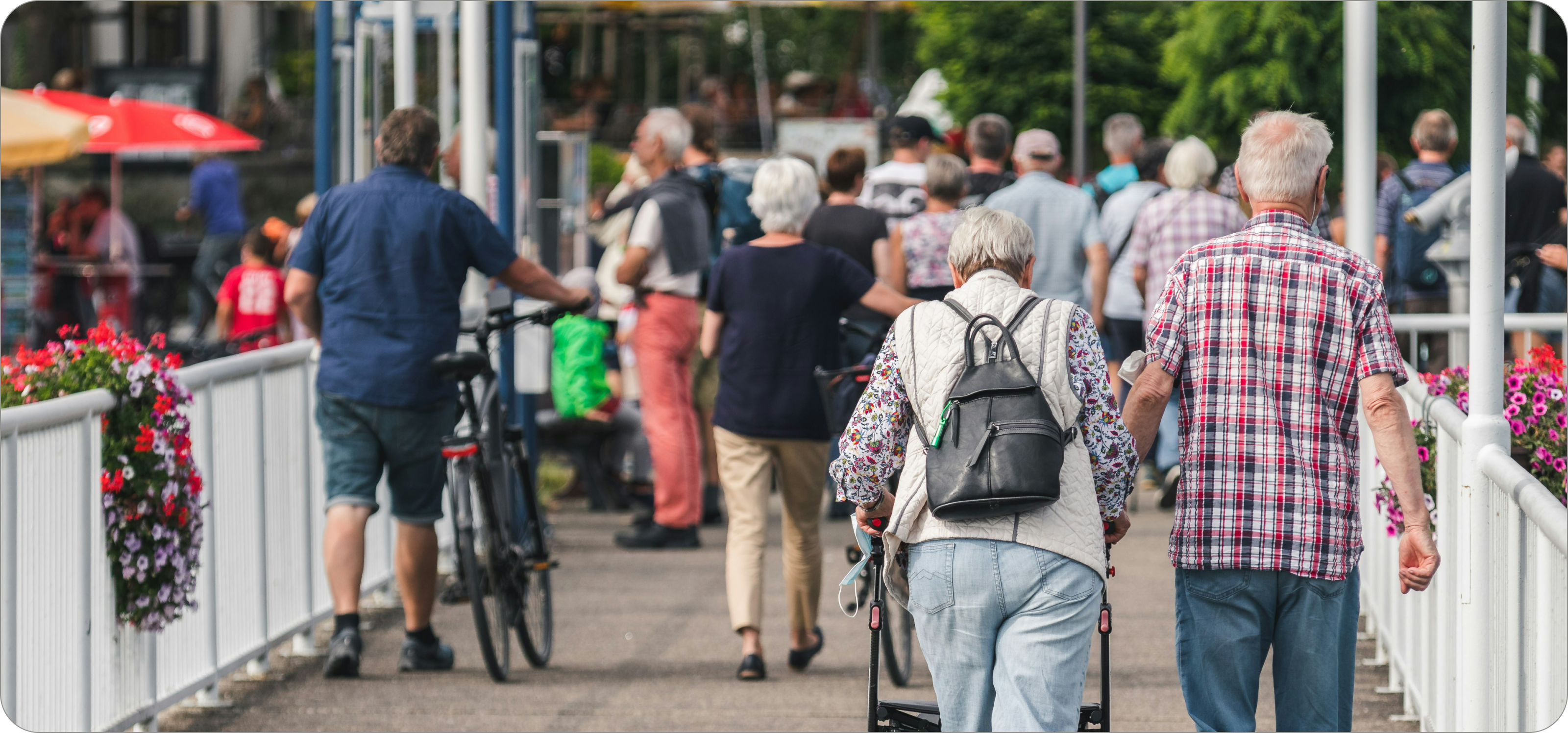 Ouderen maken een wandeling