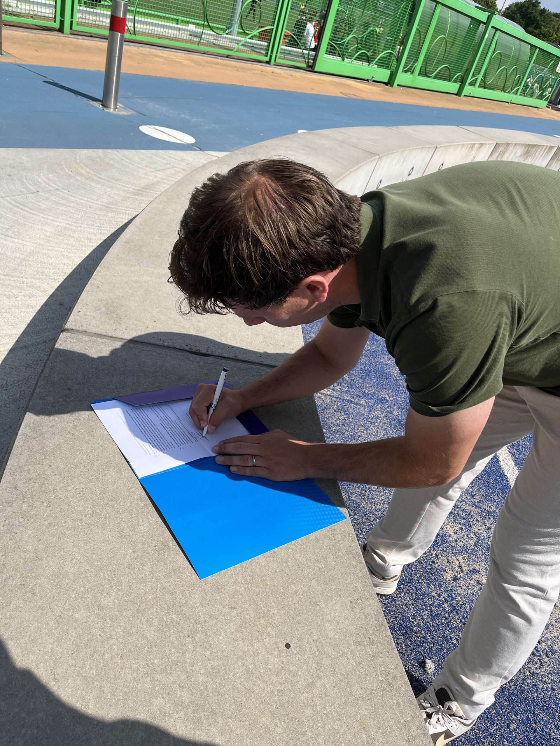 Niels Schut ondertekend de vernieuwde samenwerking tussen MoveNL en SEC